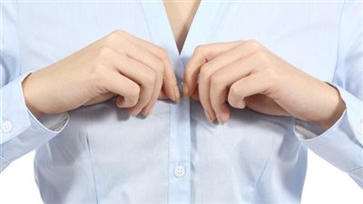 تفسير حلم خلع الملابس في المنام وعلاقته باقتراب الفرج وزوال الهم والغم