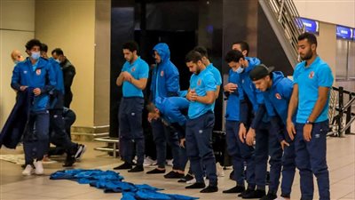 لاعبو الأهلي يؤدون الصلاة بمطار جوهانسبرج