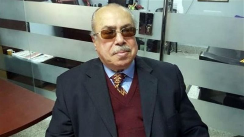 الكاتب الصحفى عباس