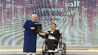  آخر ظهور لرائدة العمل الخيري.. قرينة الرئيس تكرم أنيسة حسونة في حفل أيقونة المرأة المصرية