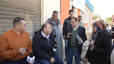 محافظ أسيوط يتناول كوب شاي مع عمال وأهالي مشروع 