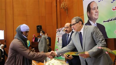 سعفان ومحافظ أسوان يسلمان 4677 وثيقة تأمين تكافلي للعمالة غير المنتظمة