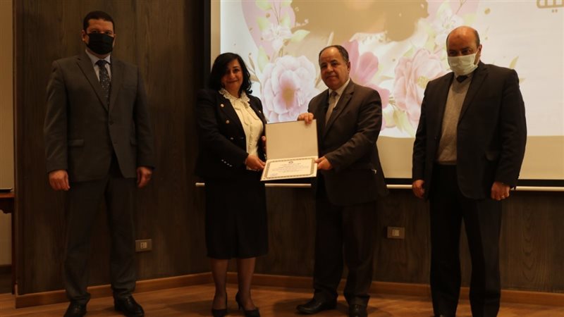 وزير المالية يكرم