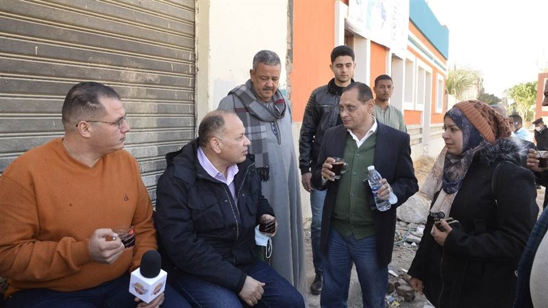 محافظ أسيوط مع عمال