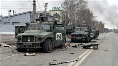 أوكرانيا تعلن انسحاب 700 قطعة عسكرية روسية من كييف