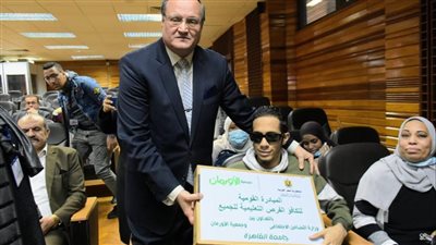 توزيع أجهزة لاب توب للطلاب ذوي الهمم بجامعة القاهرة