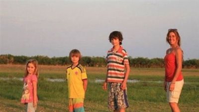 بعد رحلة استمرت 22 عامًا بسيارة أثرية.. عائلة أرجنتينية تعود وطنها | فيديو