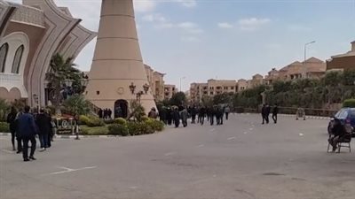 وصول جثمان أنيسة حسونة لصلاة الجنازة عليها بمسجد الشرطة | فيديو