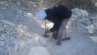 الرحايا أقدم آلة طحن عند المصريين.. أسعارها تبدأ من 150 جنيها وتتمسك بها سيدات الصعيد | فيديو وصور 