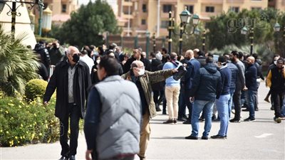 المئات يشاركون في صلاة الجنازة على أنيسة حسونة بمسجد الشرطة