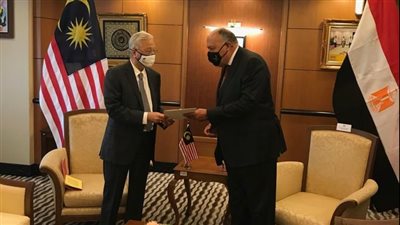 وزير الخارجية يسلم رسالة السيسي لـ رئيس وزراء ماليزيا