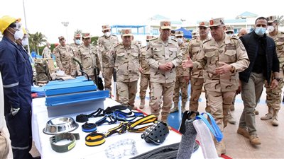 وزير الدفاع يلتقي مقاتلي قوات حرس الحدود ويكرم عددًا من المتميزين