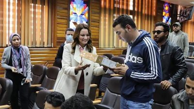 نائب محافظ الجيزة تهدي لاب توب لذوي الهمم بجامعة القاهرة | صور