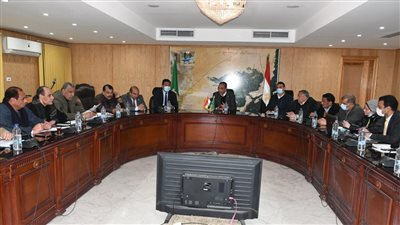 محافظ الفيوم يناقش الاستعداد لشهر رمضان واحتفالات العيد القومي