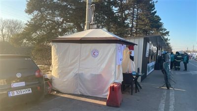 الهلال الأحمر يقيم أول مركز خدمة إغاثية على الحدود الرومانية - الأوكرانية