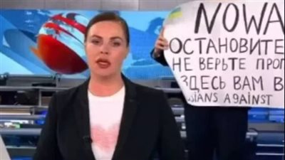 لحظة اقتحام مناهضة لحرب أوكرانيا التلفزيون الروسي خلال بث مباشر | فيديو