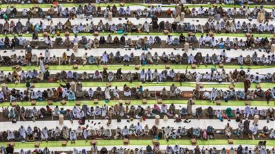 شهر الخير.. موائد إفطار رمضان تعود للحرم المكي بعد توقفها عامين