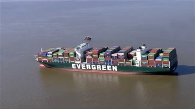 مرة أخرى.. سفينة حاويات ضخمة تابعة لـ