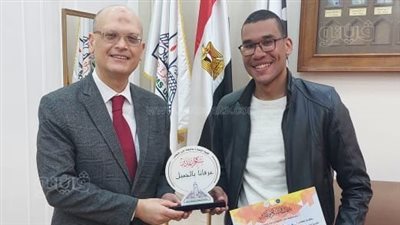 تكريم فريق تجارة عين شمس لفوزه بالمركز الأول بمسابقة كأس المعرفة