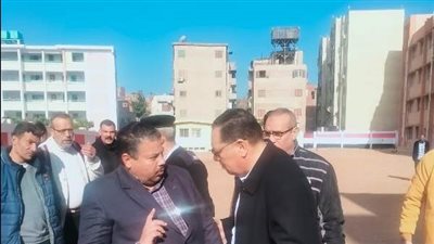 محافظ الشرقية يتفقد مدارس وشوارع مدينة القنايات | صور