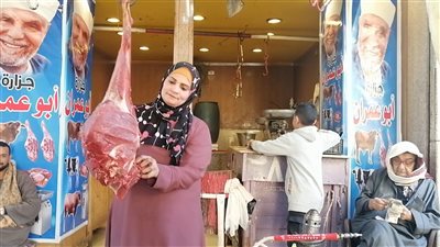 أول صاحبة محل جزارة بسوق الشيخ محمد في قنا: الكيلو بـ 85 جنيهًا.. وخلي الغلابة تاكل | فيديو 