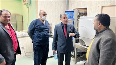 مدير الطب العلاجي بمطروح يتفقد مستشفى الضبعة ويحيل المتغيبين للتحقيق|صور