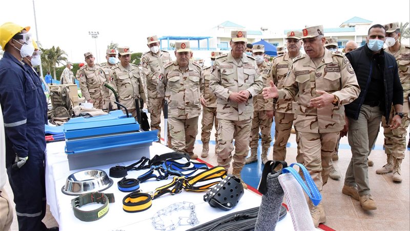وزير الدفاع يلتقي