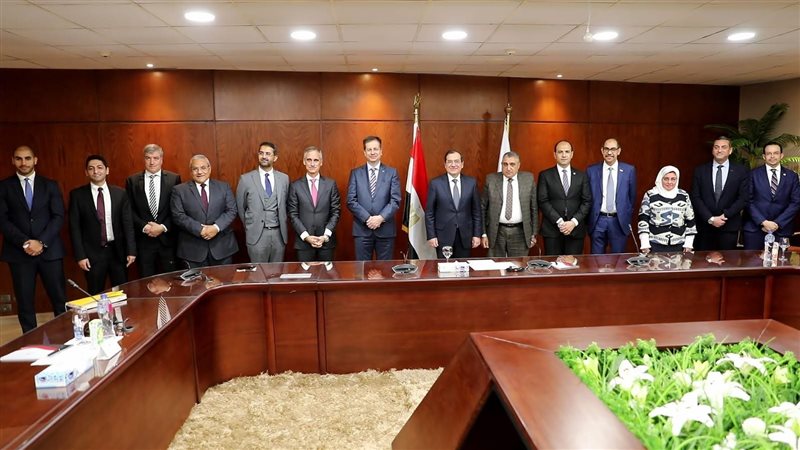 وزير البترول مع وفد