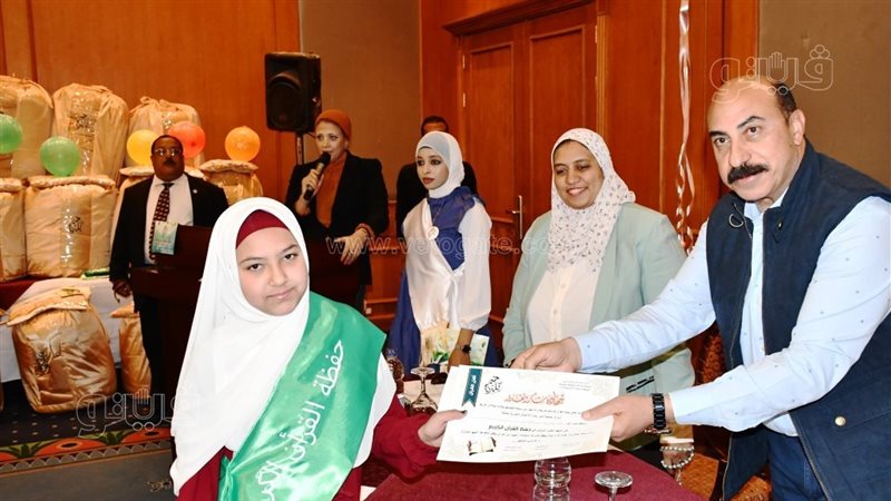 محافظ أسوان يكرم