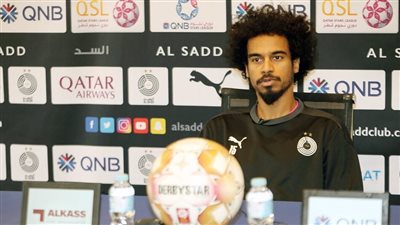 لاعب السد القطري يطارد مشجعا ويحطم هاتفه | فيديو