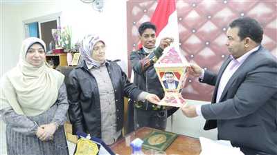 وكيل تعليم الوادى الجديد يدعم طالبا من ذوى الهمم فى مشروعه لصناعة فوانيس رمضان