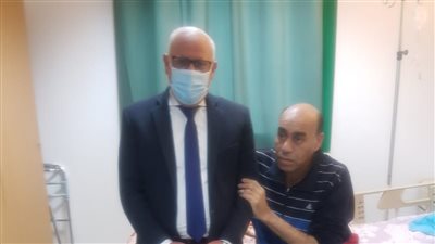 بعد خضوعه لـ 4 عمليات جراحية.. محافظ بورسعيد يزور عضو المصري 