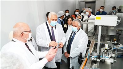 وزير الزراعة يفتتح أحدث خطوط إنتاج لقاحات الدواجن بمعهد الأمصال