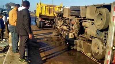وفاة شخص وإصابة 12 آخرين في انقلاب سيارة عمال بالإسماعيلية