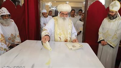 الأنبا إسحق يدشن مذبحا ويرسم شمامسة بكنيسة 