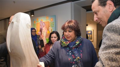 وزيرة الثقافة تتفقد الإصدار الأول من معرض المشهد بمجمع الفنون