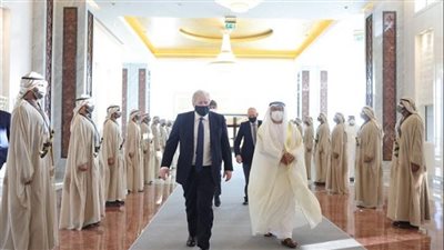 بحث أزمة أوكرانيا وأسواق الطاقة.. رئيس الوزراء البريطاني يصل الإمارات