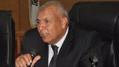 محافظ الوادي الجديد يطمئن على توافر السلع الغذائية بالمنافذ التموينية