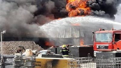  12 سيارة إطفاء للسيطرة على حريق مصنع البويات بأبو رواش