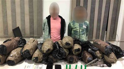 سقوط هارب من الإعدام واثنين من العناصر الإجرامية بحوزتهما مخدرات وأسلحة