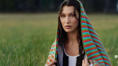 بيلا حديد في جلسة تصوير جديدة بعد حوارها الصادم لمجلة Vogue 