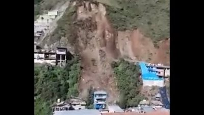 لحظات مرعبة.. انهيار جبلي يدفن 60 منزلا بسبب الفيضانات في بيرو | فيديو 