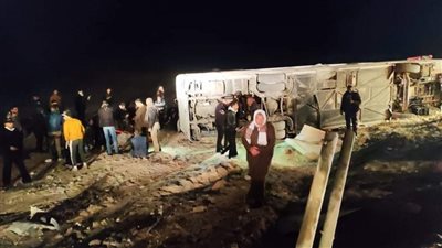 دماء على الطريق.. إصابة 47 شخصًا في انقلاب أتوبيس بالوادي الجديد.. الدفع بـ 21 سيارة إسعاف.. وتوجيهات برعاية طبية عاجلة للمصابين | صور