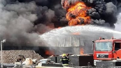 إصابة مواطن بحالة اختناق في حريق مصنع أبو رواش 