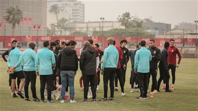 موسيماني يحاضر لاعبي الأهلي قبل مواجهة المريخ