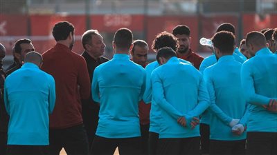 الخطيب يساند لاعبي الأهلي والجهاز الفني قبل مواجهة المريخ السوداني | صور