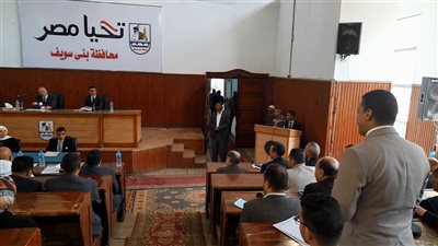 ياريت نحترم بعض.. محافظ بني سويف يقاطع عضوا ببرلمان الشباب سخر من مهنة حارس العقار | فيديو 