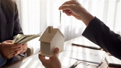 احذر.. العمل في مجال السمسرة دون ترخيص يعرضك لعقوبات مغلظة