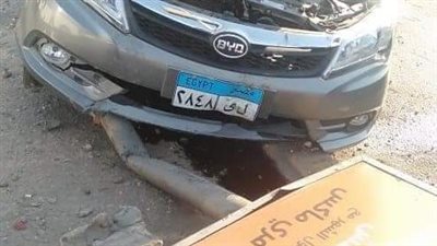 اصطدام سيارة بعمود إنارة بشارع النيل بإمبابة | صور 
