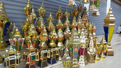 شهرتها تعدت الشرقية.. حكاية الحاجة إيمان مع الفوانيس وسر زبائنها الأقباط | صور